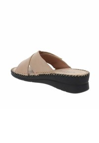 Beige leren slide-sandalen met een geweven rand, kruisbandontwerp en een zwarte zool. Heeft een open achterkant en een gewatteerde voetbed.