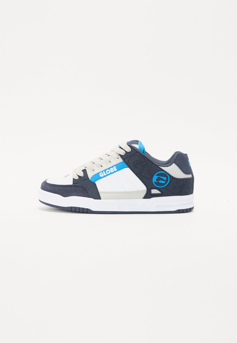 Blå og hvit sneaker med en blanding av lær og semsket skinn. Har et strukturelt design og preget logo på siden. Snøring.