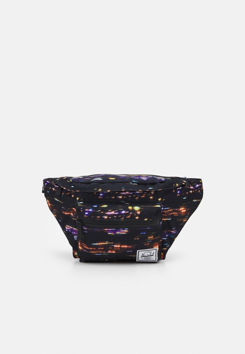 Sac banane noir avec un motif lumineux multicolore vif, doté d'une poche zippée à l'avant et d'un label de marque en bas à droite.