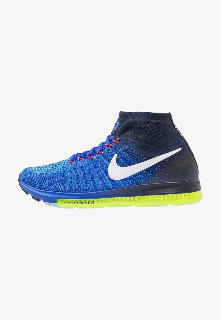 Chaussure de course montante Nike bleue et noire avec un swoosh blanc, des œillets rouges pour les lacets et une semelle Nike Zoom Air jaune vif.