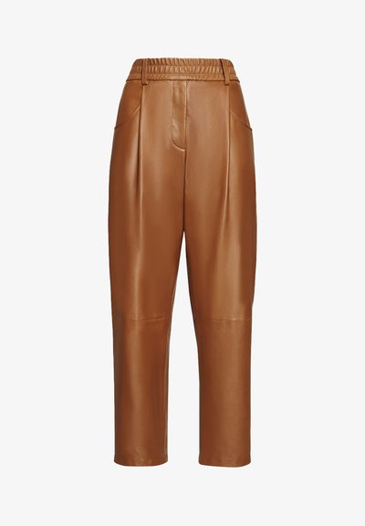 Bruine leren broeken met een elastische tailleband, voorzien van voorzakken, een relaxte pasvorm en taps toelopende benen. Gladde textuur met plooi-detail.
