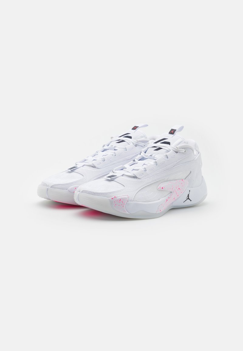 Weiße Sportschuhe mit Obermaterial aus Mesh und Synthetik, ausgestattet mit pinken Sprenkeln, einem markanten Design und einer flexiblen Gummisohle.