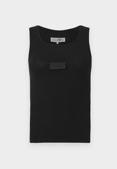 Svart ribbestrikket singlet med rund hals og en sentral etikett foran. Laget av mykt stoff med en tettsittende passform.