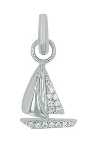 Silvrig segelbåt charm med blank yta, med en texturerad segel och klara ädelstensdetaljer på ena sidan. Inkluderar en cirkulär fästanordning.