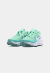 Licht mintgroene hardloopschoenen met een mesh bovenzijde, witte Nike swoosh en een gestructureerde rubberen outsole voor grip. Veters en een gevoerde kraag zijn inbegrepen.