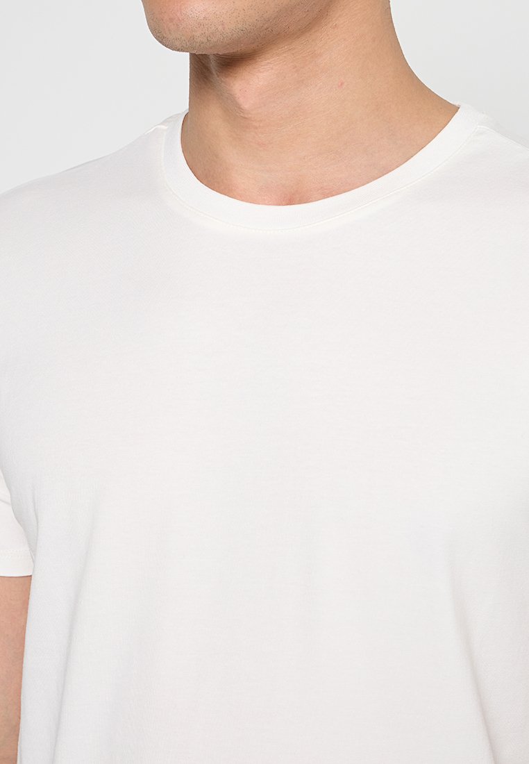 Weißes Baumwoll-T-Shirt mit Rundhalsausschnitt, kurzen Ärmeln und glatter Textur. Keine sichtbaren Muster oder Akzente.