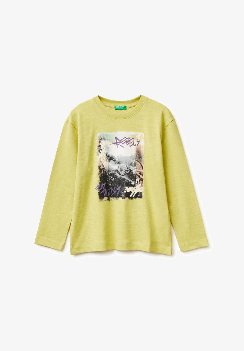 Langärmliges T-Shirt aus limettengrüner Baumwolle mit einem Grafikdruck, der das Wort "REBELS" und abstrakte Kunstakzente in Lila und Schwarz zeigt.