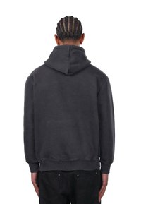 Mørk grå pullover hoodie med hætte, ribbede manchetter og kant. Fremstillet af blødt materiale, med et enkelt design uden mønstre eller detaljer.