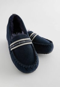 Pantofle blu navy in morbida pelle scamosciata con fodera in pelliccia sintetica, caratterizzate da un design cucito e una banda decorativa con il logo "BAKER".