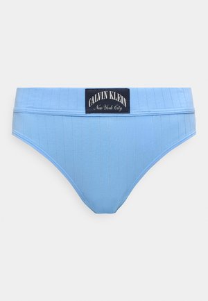 Φωτεινά γαλάζια ριγωτά αντρικά εσώρουχα σε σλιπ με μαύρο λογότυπο Calvin Klein New York City στη μέση της ζώνης.