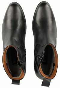 Botines de cuero negro hasta el tobillo con punta afilada, cierre de cremallera en el costado y un forro interior marrón en contraste. Textura suave en toda su superficie.