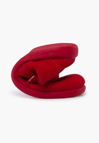 Papuci din spumă roșie cu partea superioară din țesătură moale, design rotunjit și formă conturată, având cusături fără sudură și o textură ușoară pentru aderență.