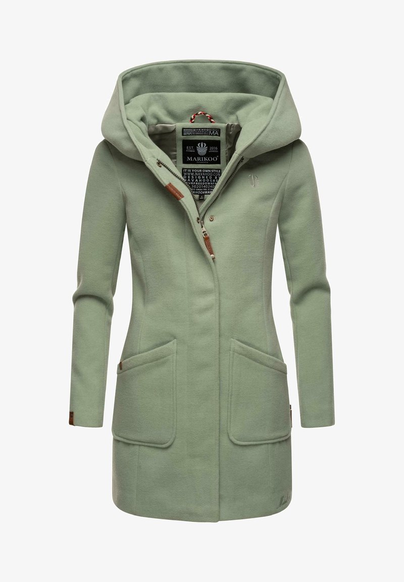 Veste longue en polaire vert clair avec une grande capuche, une fermeture éclair à l'avant, deux poches avant, et une étiquette de la marque à l'intérieur du col.