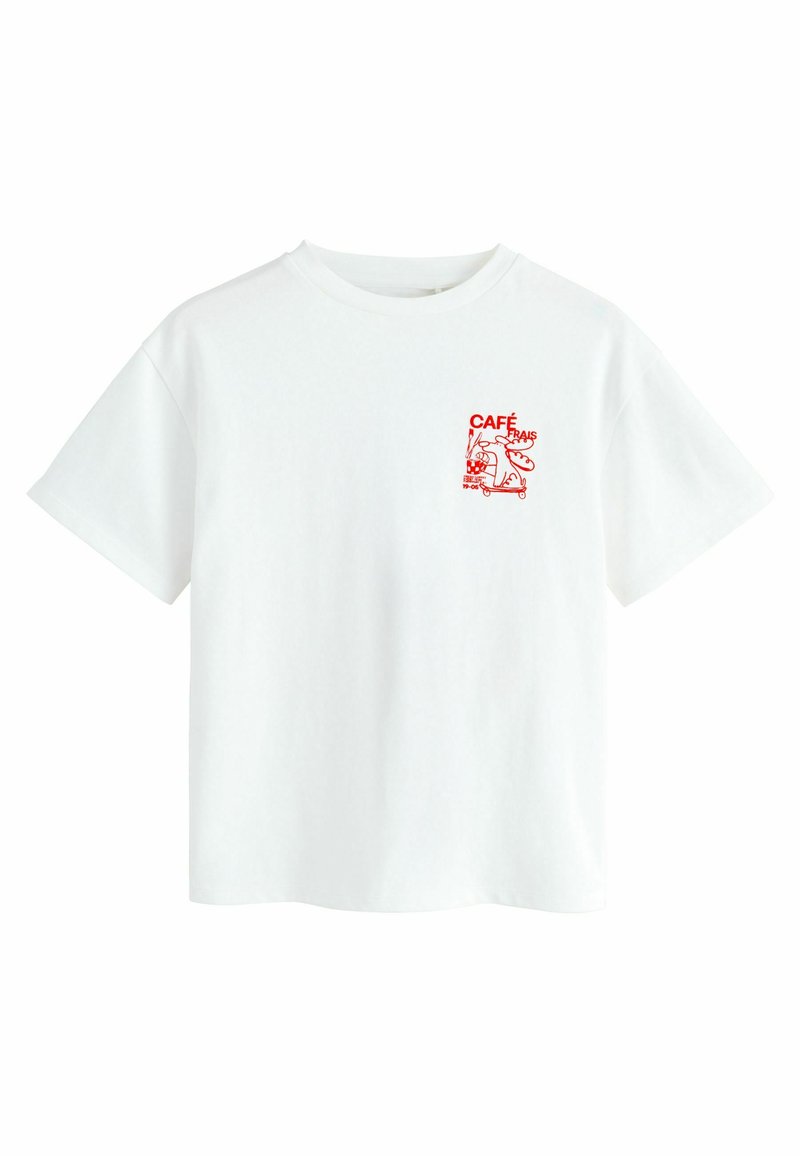 Vit bomull t-shirt med korta ärmar, pryds av ett röd grafiskt tryck på vänster bröst med texten "CAFFÉ FRAIS" och illustrationer.