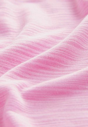 Svetlo roza tkanina s mehkimi teksturami in horizontalnim črtastim vzorcem, ki prikazuje gladko, raztegljivo tkanje.
