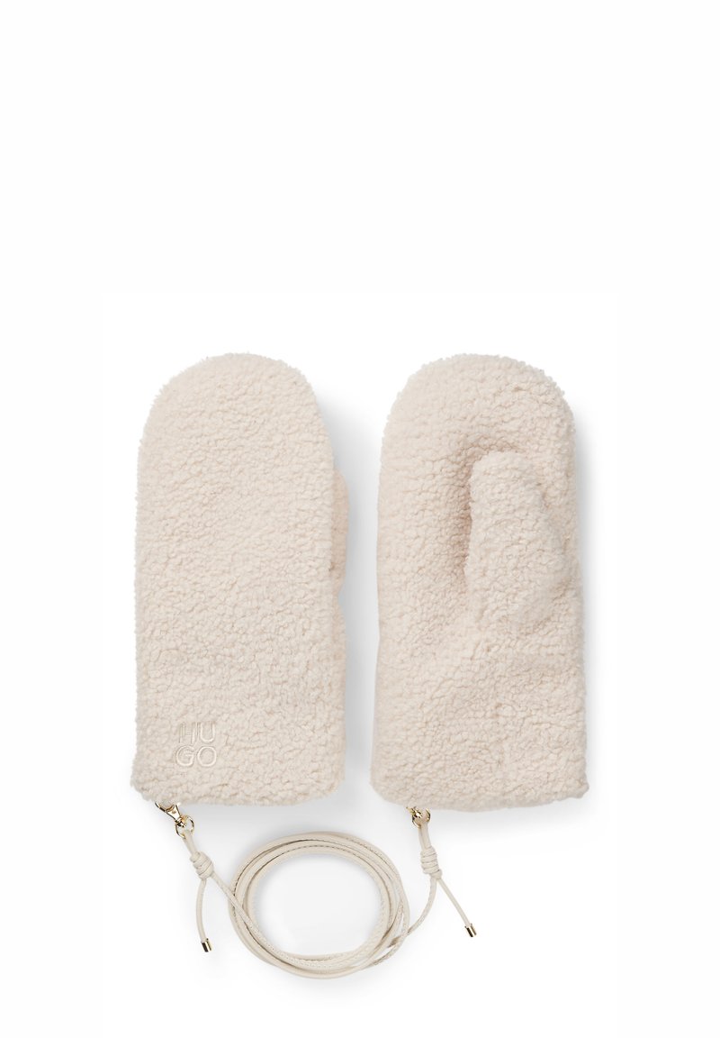 Moufles en polaire crème avec une texture douce, présentant un design en boucle et un cordon attaché à chaque moufle. Logo de la marque brodé en blanc.
