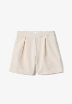 Crèmewitte short met hoge taille, textuur, voorplooien en een verborgen zijrits, afgebeeld op een witte achtergrond.