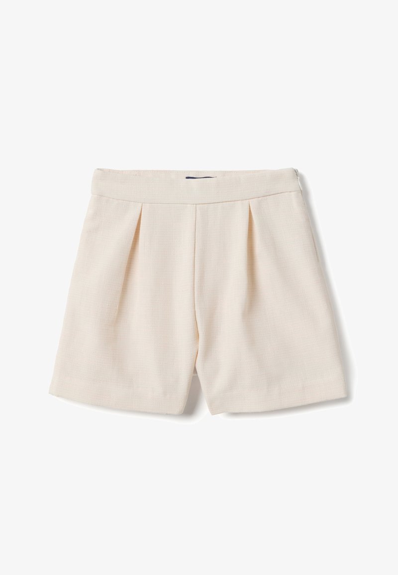 Shorts crème à taille haute avec texture, plis à l'avant et fermeture éclair latérale invisible, présentés sur un fond blanc.