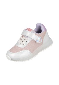 Zapatillas rosas y blancas con textura brillante, una correa de Velcro, suela blanca y un detalle en forma de corazón en el lateral.