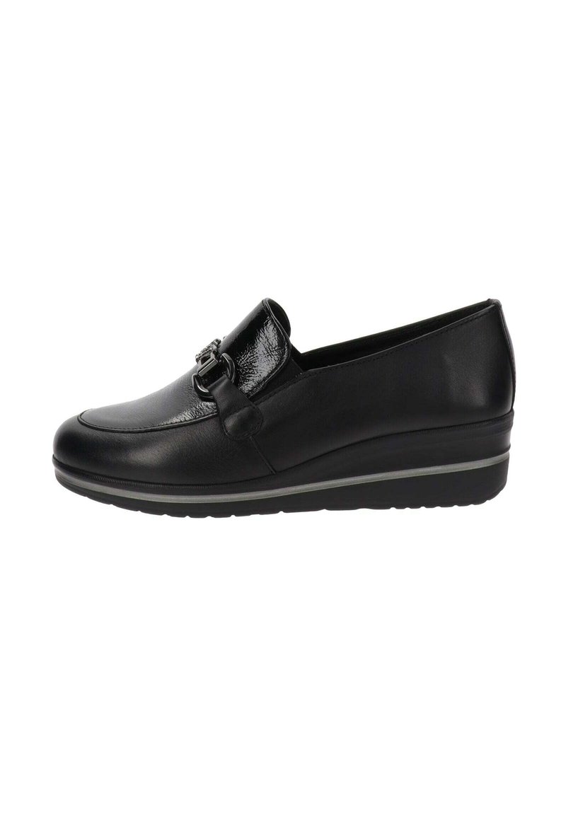 Shoe slip-on in pelle nera con punta arrotondata, fascia lucida per un tocco d'accento e suola a zeppa bassa. Texture liscia e dettagli in grigio sottile sulla suola.