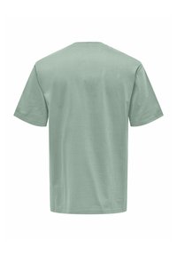 T-shirt vert menthe à manches courtes en coton doux, avec un col rond et une coupe décontractée, sans embellissements supplémentaires.