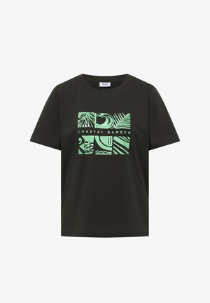 T-shirt vert foncé à manches courtes avec des carrés graphiques verts et le texte "COASTAL GARDEN" devant, col rond.