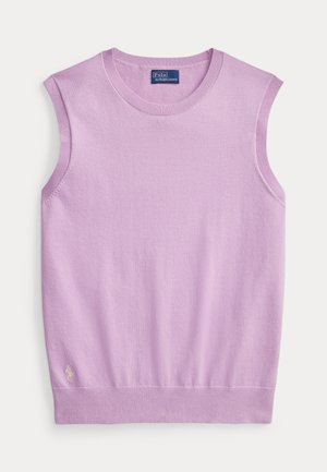 Gilet en maille lavande sans manches avec col rond et ourlet côtelé, comportant un petit logo brodé près du bas à gauche.