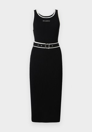 Robe midi noire côtelée avec un col rond, une bordure blanche et une ceinture assortie avec une boucle en argent. Texte "KARL LAGERFELD" sur le devant.