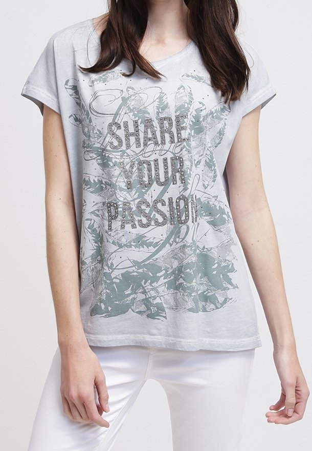 Camiseta de manga corta gris claro con la inscripción "COMPARTE TU PASIÓN" en gris oscuro, que presenta un diseño de hoja y sutiles toques de brillo.
