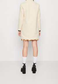 ONLY Abrigo corto - beige