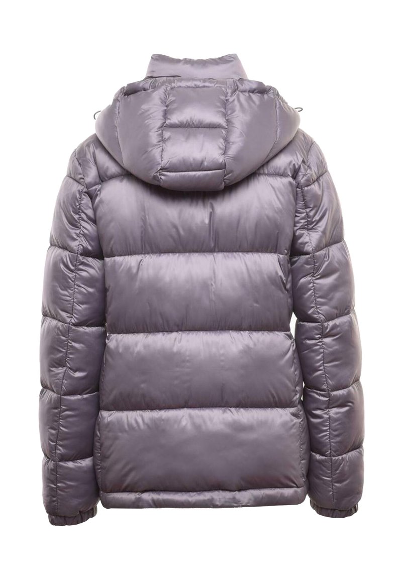 Puffjacka, lila, glänsande material, kviltat mönster med horisontella ränder, fastsatt huva, elastiska ärmslut och inga synliga knäppningar.