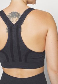 ICANIWILL RUSH SEAMLESS BRA - Vidēja atbalsta sporta krūšturis - graphite