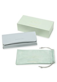 Ljusblått läderetui för glasögon med en vikbar klaff och guldpräglad logotyp. Inkluderar en mintgrön mikrofiberpouch med dragsko.