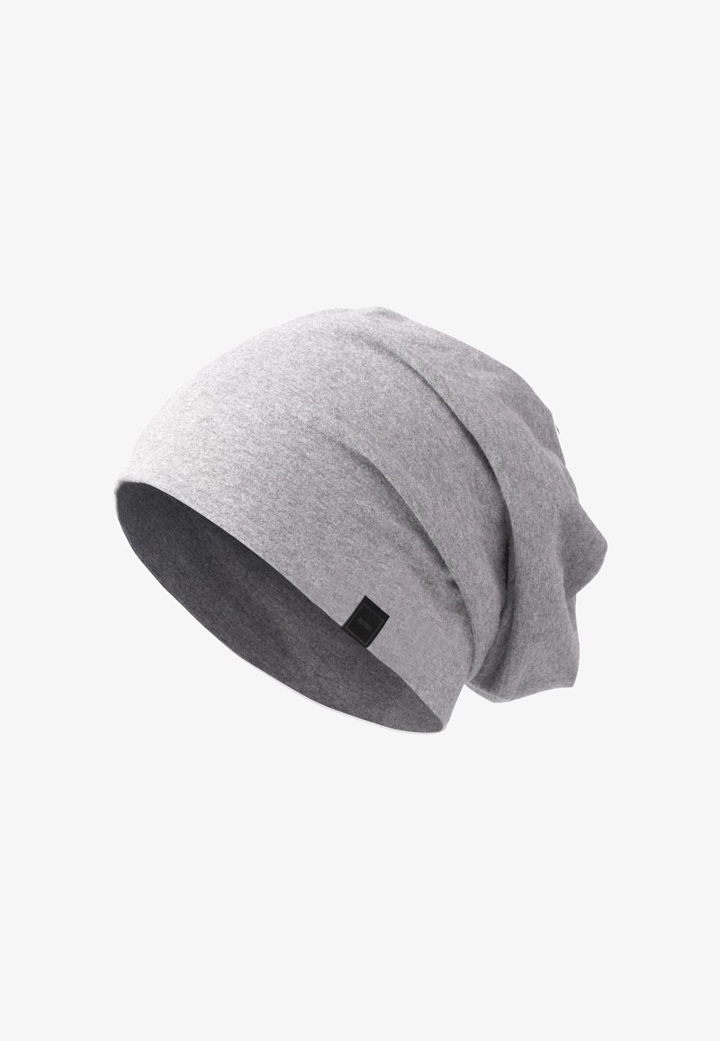 Berretto slouch grigio realizzato in tessuto morbido, con una visiera ripiegata e un piccolo etichetta nera sul lato, progettato per una vestibilità ampia.