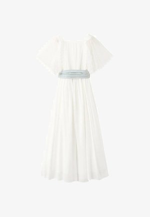 Vestido blanco con hombros descubiertos, mangas con volantes y un cinturón plisado de cintura en azul claro, falda larga y fluida hasta el suelo.