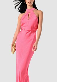 Abito lungo rosa con collo all'americana, spacco a goccia, vestibilità aderente, tessuto liscio e silhouette fino al pavimento. Elegante pochette dorata.