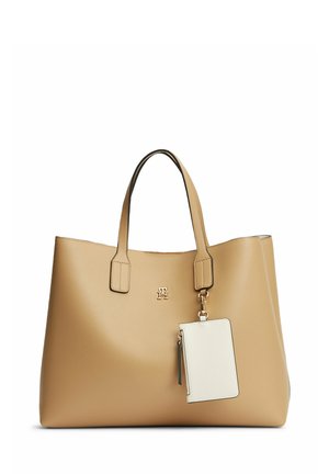 Sac cabas en cuir couleur fauve avec double poignée et une petite pochette blanche en cuir attachée avec fermeture éclair et garnitures dorées.