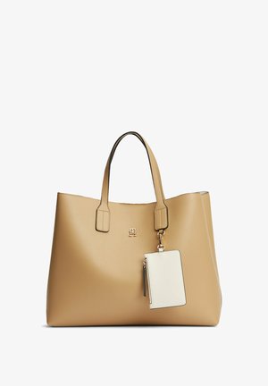 Sac cabas en cuir couleur fauve avec double poignée et une petite pochette blanche en cuir attachée avec fermeture éclair et garnitures dorées.