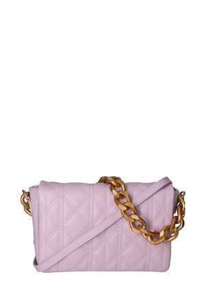Borsa a tracolla rosa trapuntata con forma rettangolare, dotata di una catena dorata e motivo di cucitura diagonale. Texture liscia in materiale di pelle.