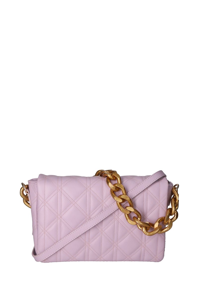 Borsa a tracolla rosa trapuntata con forma rettangolare, dotata di una catena dorata e motivo di cucitura diagonale. Texture liscia in materiale di pelle.