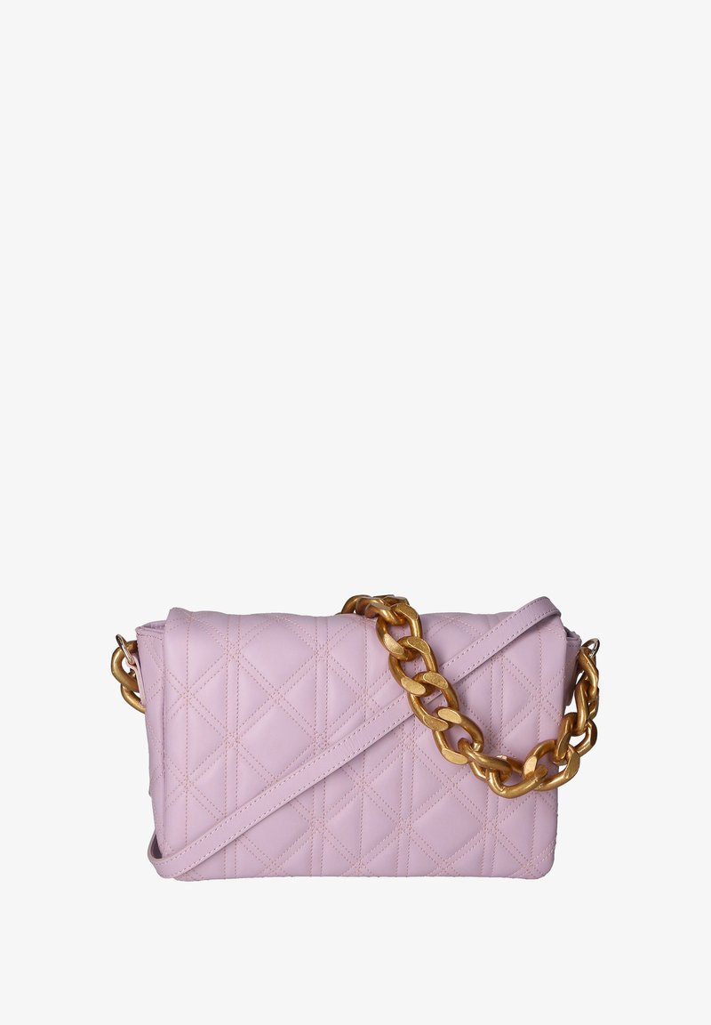 Borsa a tracolla rosa trapuntata con forma rettangolare, dotata di una catena dorata e motivo di cucitura diagonale. Texture liscia in materiale di pelle.