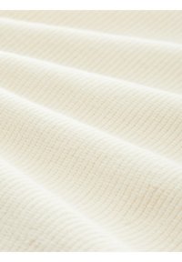 Texturovaná krémová tkanina s vlnitými rýhami, která ukazuje měkký, žebrovaný povrch. Ideální pro čalounění nebo použití na oděvy.