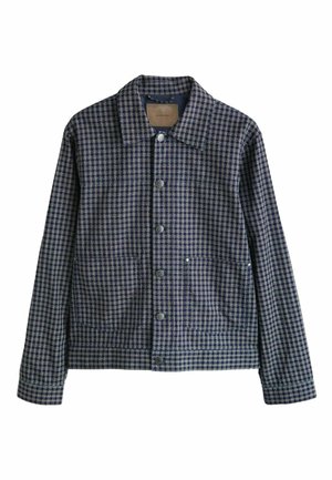 Blau-grau kariertes Hemdjacke mit langen Ärmeln, Kragen, zwei Vordertaschen und geradem Saum auf weißem Hintergrund.