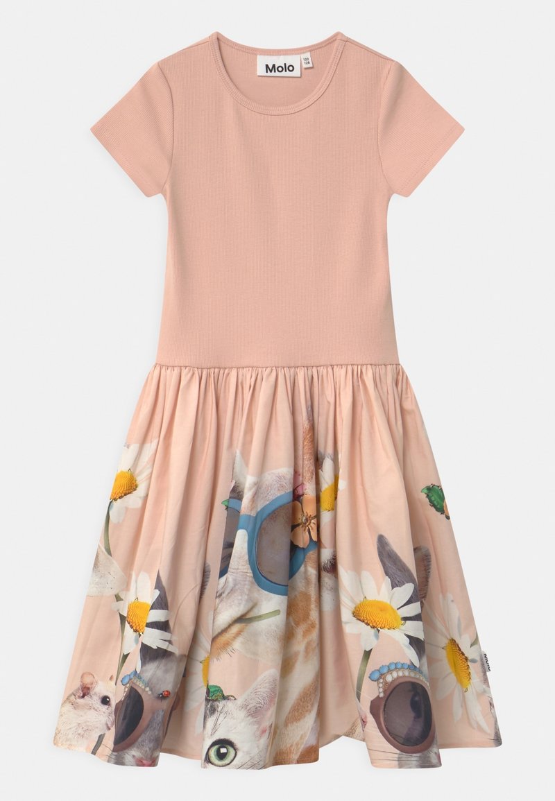 Robe en coton rose à manches courtes. La jupe présente un imprimé coloré de chats et de fleurs ; la taille froncée ajoute du volume. Étiquette de marque visible.