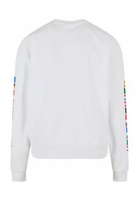 Hvit sweatshirt med rund hals, ribbede mansjetter og nederkant. Har fargerike flaggmønstre langs begge ermer. Glatt stofftekstur.