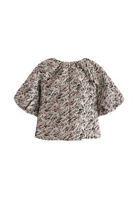 Pusero kuviolla, kevyestä kankaasta, jossa on pyöreä kaula-aukko, lyhyet puffihihat ja rento istuvuus. Värit sisältävät harmaata, vaaleanpunaista ja mustaa.