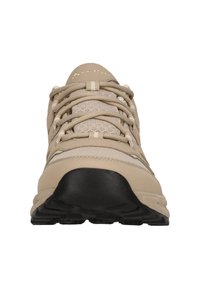 Chaussure de sport beige avec une tige en tissu texturé et des accents en cuir lisse. Dispose de lacets ronds, d'une semelle rembourrée et d'une semelle extérieure en caoutchouc noir.
