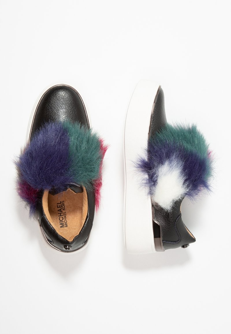 Baskets à enfiler en cuir noir avec semelles blanches épaisses et accents en fourrure multicolore duveteuse en violet, vert, rouge et blanc sur le dessus.