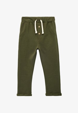 Pantalones deportivos verde oliva hechos de una tela suave, con una cintura elástica, cordón, y dos bolsillos frontales. Detalle de botón de madera en la cintura.