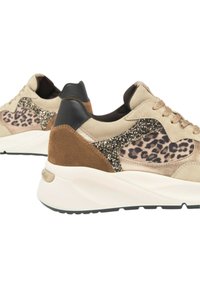 Sneaker in suede beige con dettagli in pelle nera e stampa leopardata glitterata. Presentano una suola spessa bianca e un design con lacci.